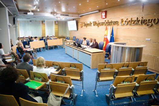 zdjęcie przedstawia członków Łódzkiej Wojewódzkiej Rady Działalności Pożytku Publicznego VI kadencji na 3 posiedzeniu w dniu 27 sierpnia 2026 roku w budynku Urzędu Marszałkowskiego Województwa Łódzkiego w Łodzi