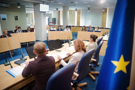 zdjęcie przedstawia członków Łódzkiej Wojewódzkiej Rady Działalności Pożytku Publicznego VI kadencji na 3 posiedzeniu w dniu 27 sierpnia 2026 roku w budynku Urzędu Marszałkowskiego Województwa Łódzkiego w Łodzi