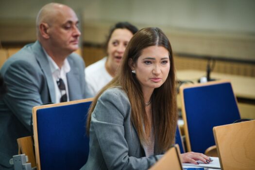 zdjęcie przedstawia członków Łódzkiej Wojewódzkiej Rady Działalności Pożytku Publicznego VI kadencji na 3 posiedzeniu w dniu 27 sierpnia 2026 roku w budynku Urzędu Marszałkowskiego Województwa Łódzkiego w Łodzi