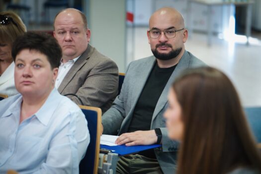 zdjęcie przedstawia członków Łódzkiej Wojewódzkiej Rady Działalności Pożytku Publicznego VI kadencji na 3 posiedzeniu w dniu 27 sierpnia 2026 roku w budynku Urzędu Marszałkowskiego Województwa Łódzkiego w Łodzi
